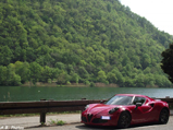 Italiaanse bezoeker presenteert vol trots zijn Alfa Romeo 4C
