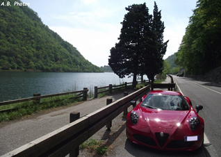 Italiaanse bezoeker presenteert vol trots zijn Alfa Romeo 4C