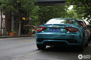 Gespot in Shanghai: Europese sportauto's met blauwchromen wrap