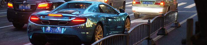 Evropski sportski automobili primećeni u Šangaju u hrom plavoj foliji