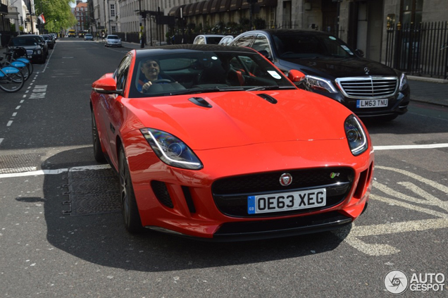 CEO Jaguar Land Rover gespot in Jaguar F-TYPE R Coupé