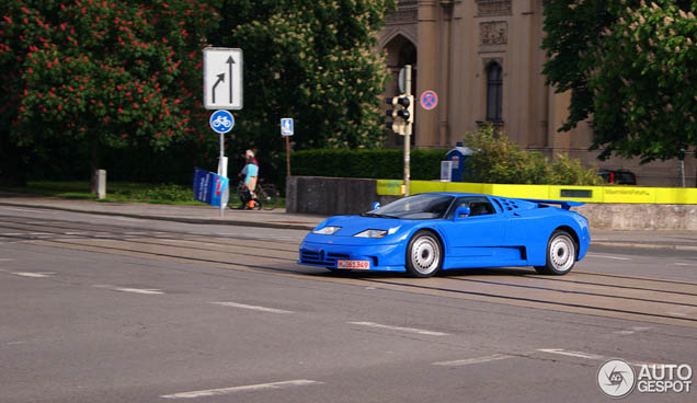 Knalblauwe Bugatti EB110 SS blijft een enorme topspot