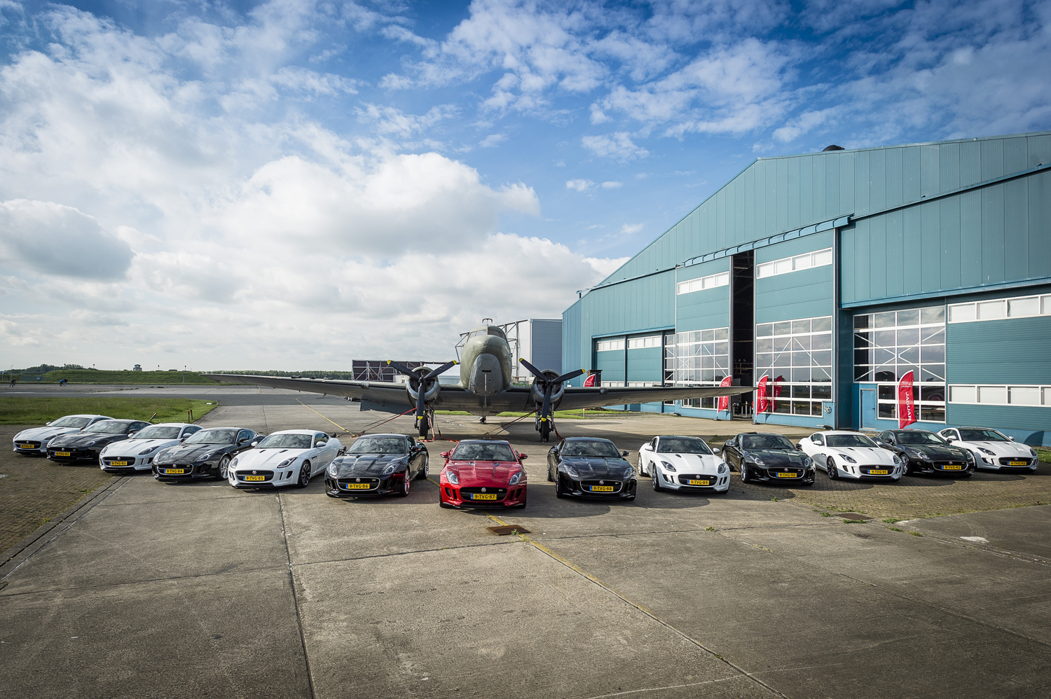 Doornbos vlamt met de Jaguar F-TYPE R Coupé!