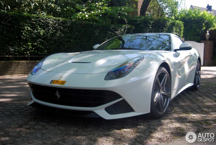 Spot van de dag: witte F12berlinetta in Naarden