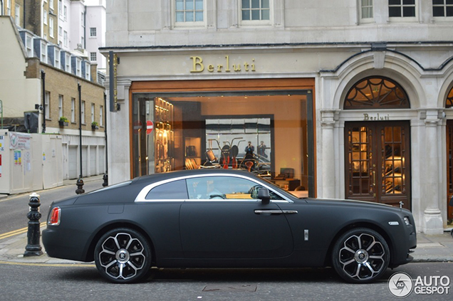 Matzwarte wrap geeft geeft Rolls-Royce Wraith robuuste look