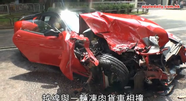 Ferrari 599 GTB ontwijkt dier en crasht op vrachtwagen