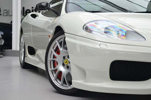 Witte Ferrari Challenge Stradale is te knap om in de showroom te staan