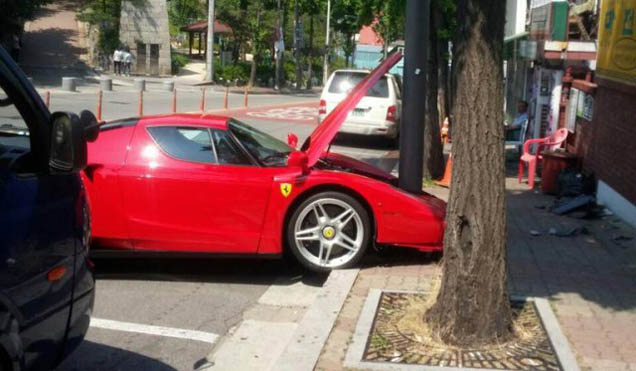 Ferrari Enzo staat voor paal in Zuid Koreao