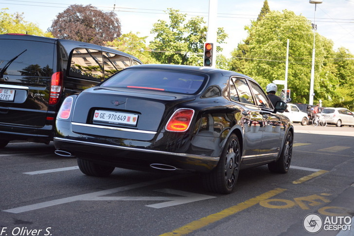 Rode details maken van deze Mulsanne wat bijzonders