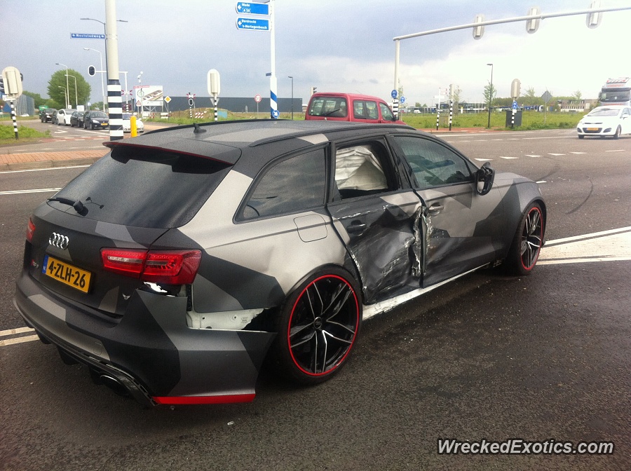 Audi RS6 Avant wordt in de flank geraakt in Oosterhout
