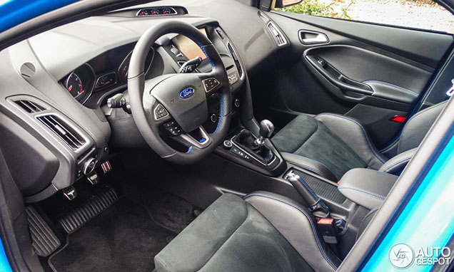 Blauwe Ford Focus RS schittert in Nederland