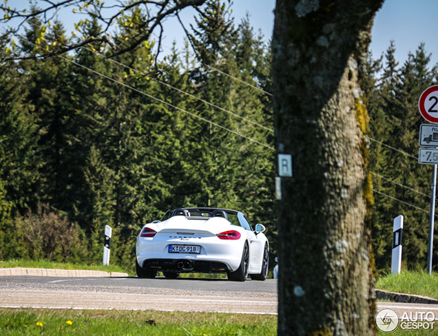 Porsche 981 Boxster Spyder geniet van de heerlijke wegen in Nürburg