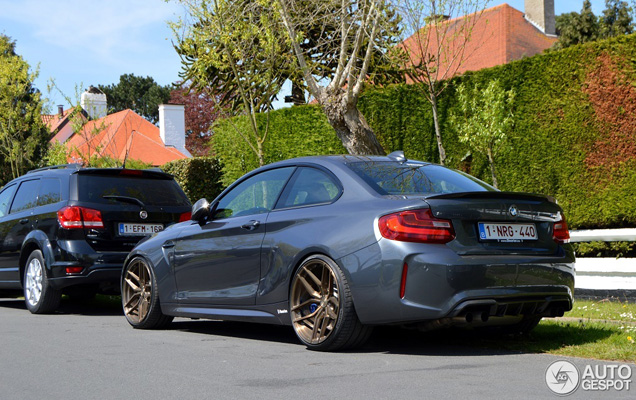 BMW M2 draagt sierlijke velgen