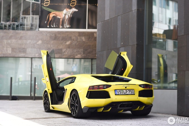 Een gele Lamborghini Aventador zien we niet vaak