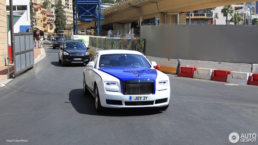 Gespot: Rolls-Royce Ghost Black Badge met vreemde configuratie