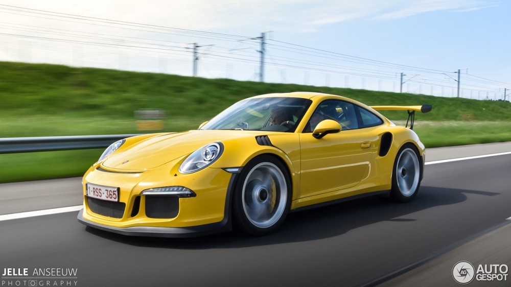 Topspot: Rolling shots of a yellow GT3 RS