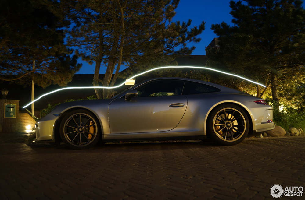 Porsche GT3 Touring als kunst vastgelegd