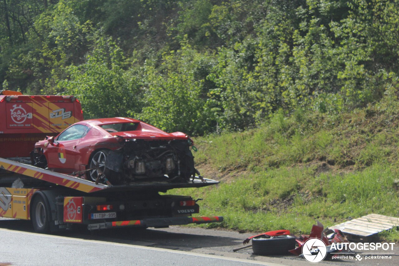 Ferrari 458 Spider aan gruzelementen gereden