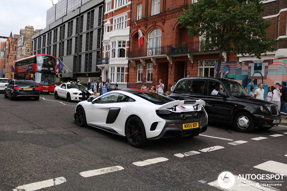 McLaren 675LT pronkt met zijn staart door Londen