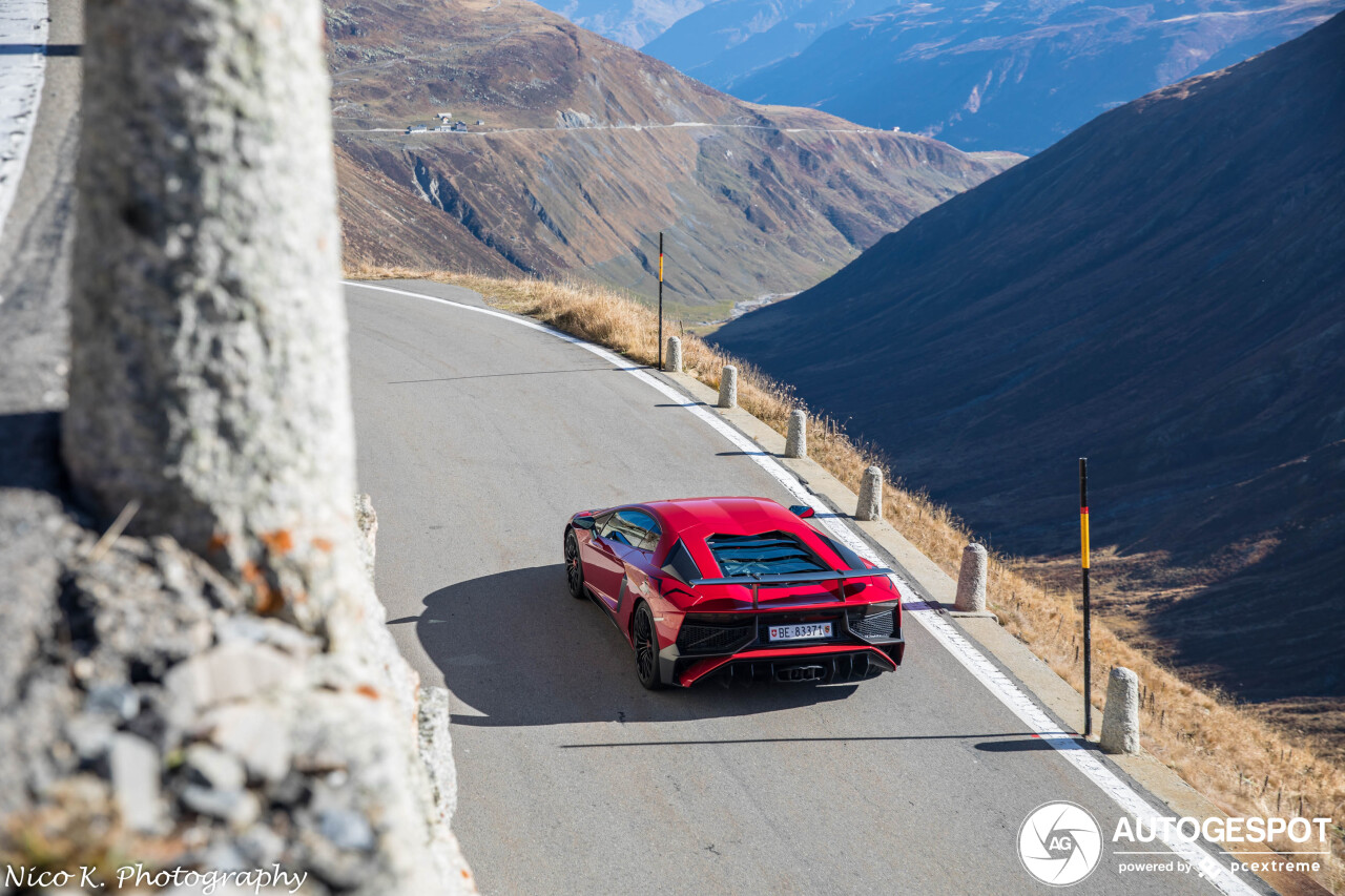 Rode Aventador schittert in de Zwitserse Alpen