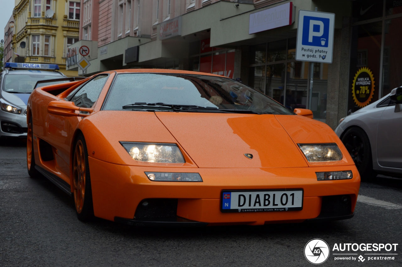 Oranje Lamborghini Diablo VT trekt de aandacht van de politie