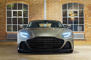 Aston Martin DBS Superleggera op James Bond geïnspireerd