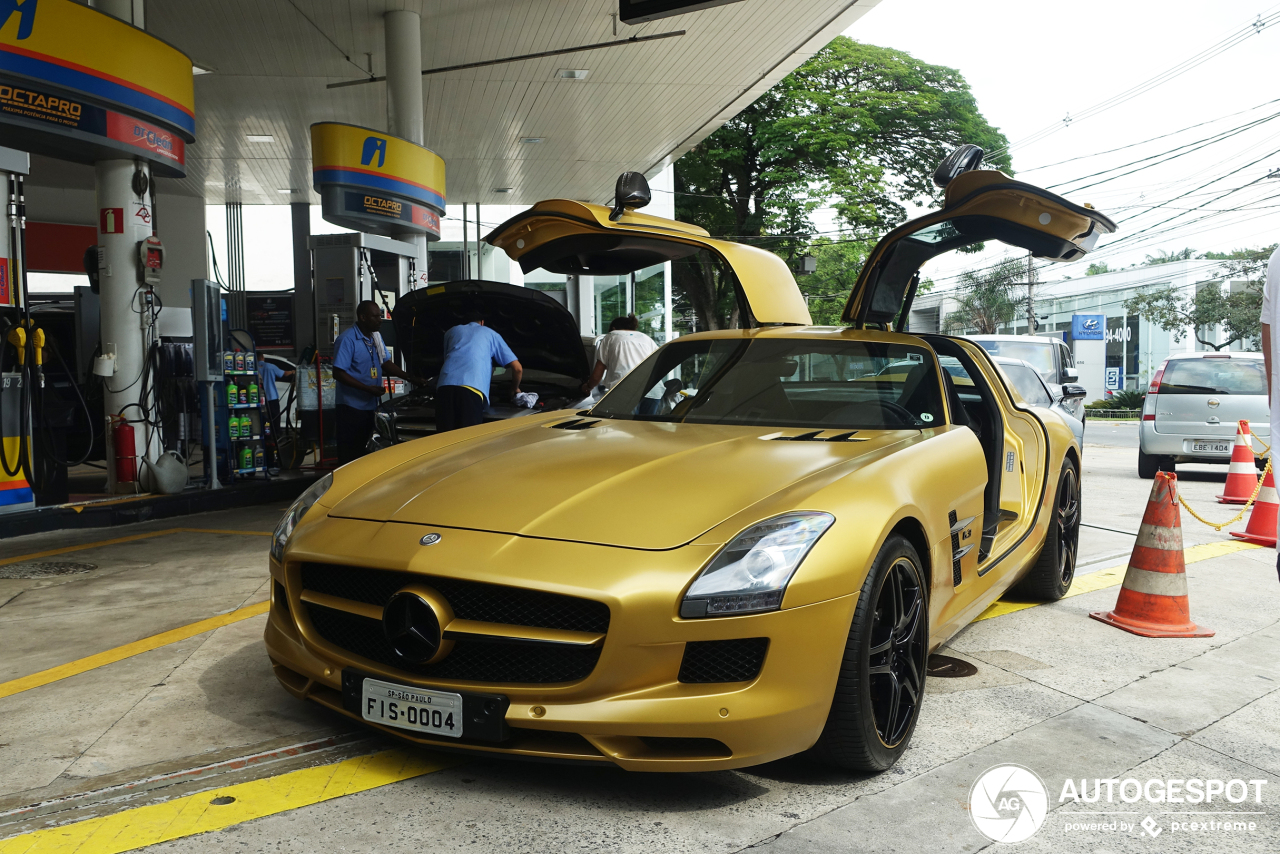 Bijzondere Mercedes-Benz SLS AMG Desert Gold staat in Brazilië