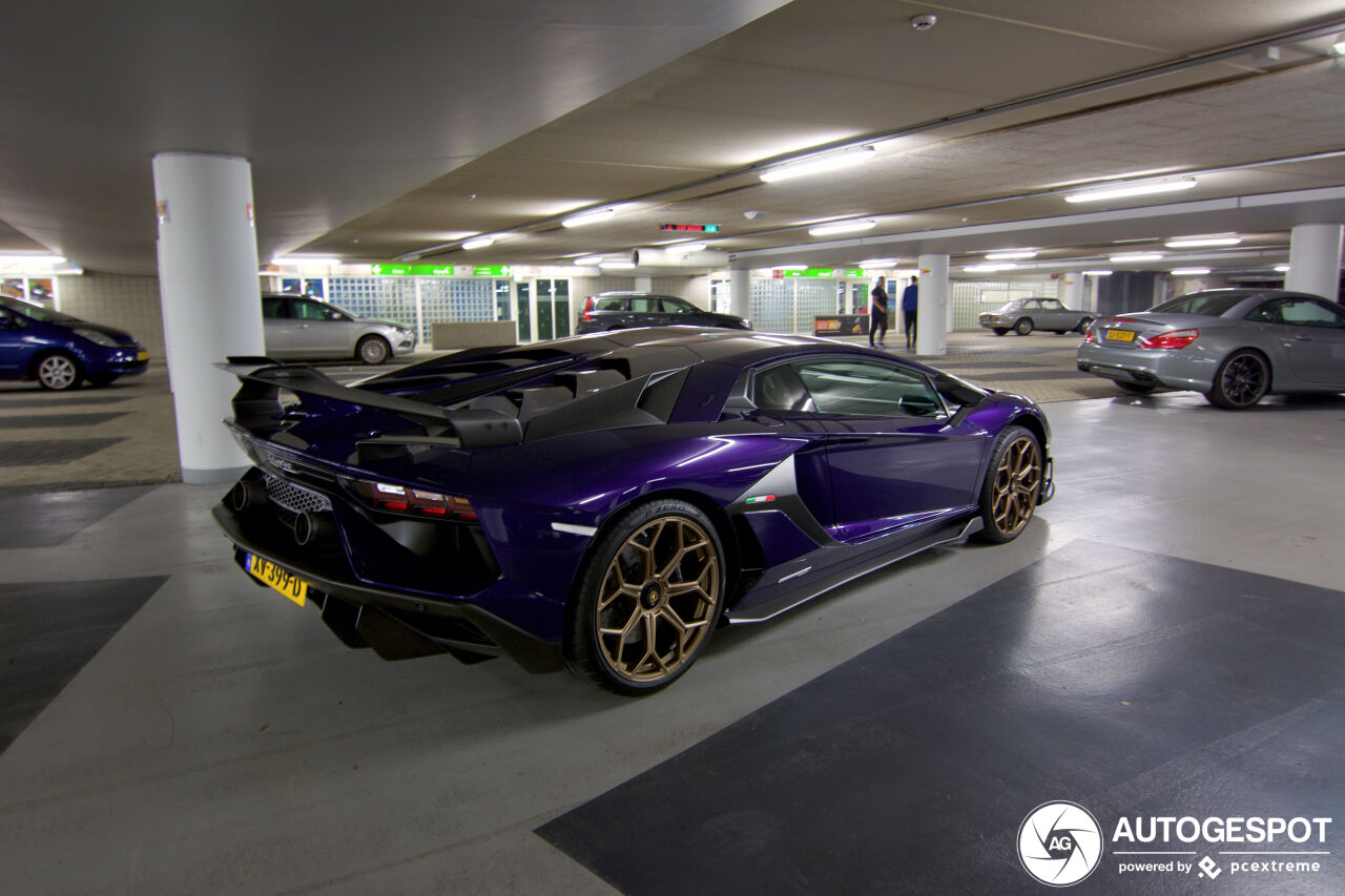 Spot van de dag: paarse Lamborghini Aventador SVJ steelt de show