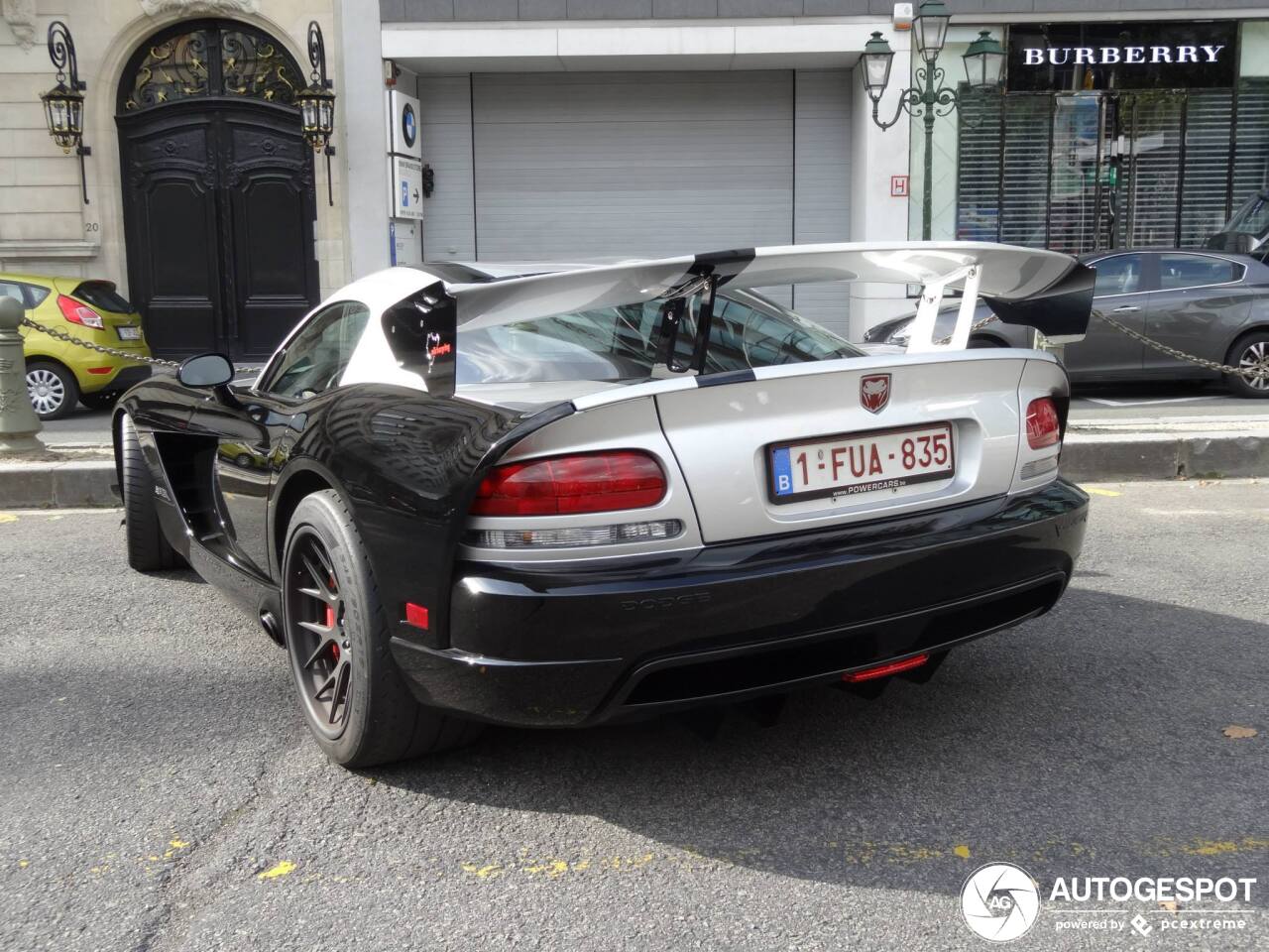 Bizarre Dodge Viper staat zomaar in Brussel op straat