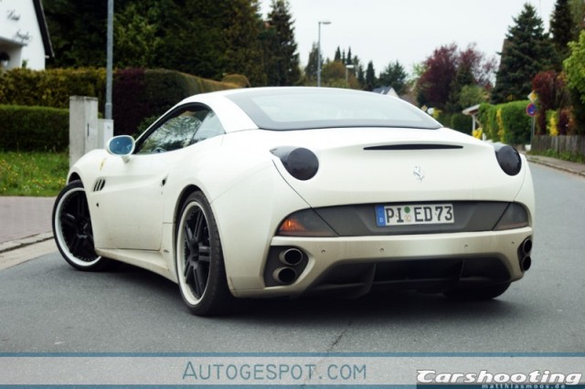 Gespot: Matwitte Ferrari California met EDO Competition velgen