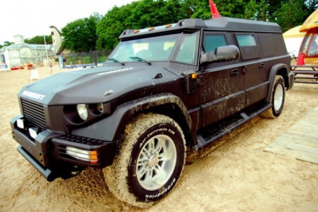 Sacha Baron Cohen stapt achter het stuur van Dartz in nieuwe film