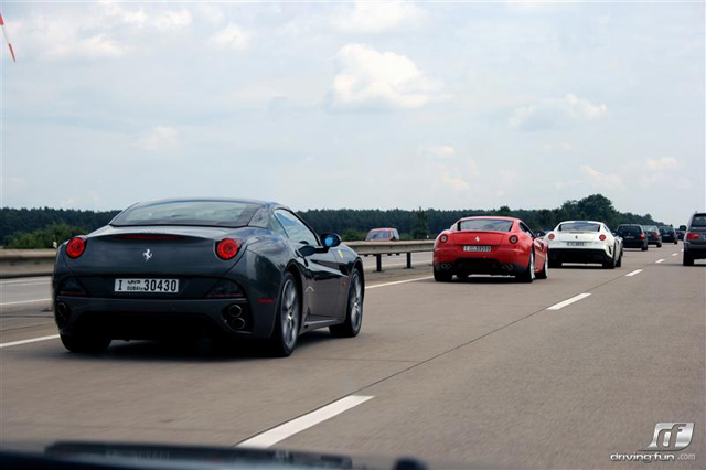 Ferrari Club UAE gespot op de snelweg in Europa