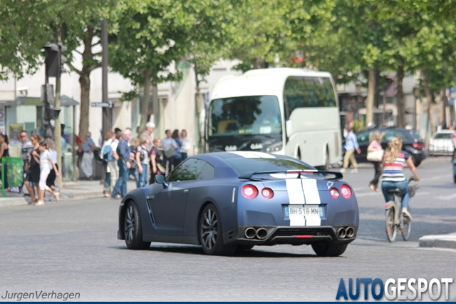 Gespot: matblauwe Nissan GT-R 2011 in Parijs