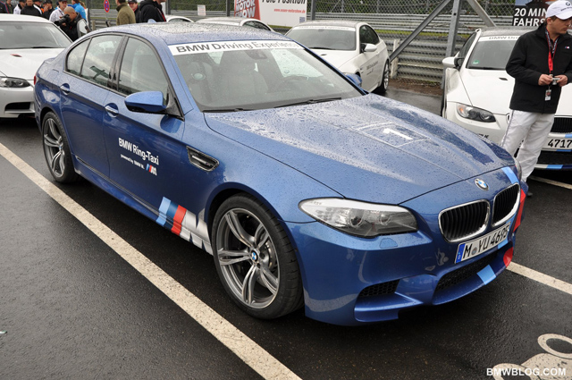 Filmpje: revving BMW M5 F10 RingTaxi