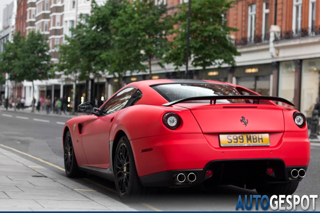 Gespot: matrode Ferrari 599 GTB Fiorano in Londen