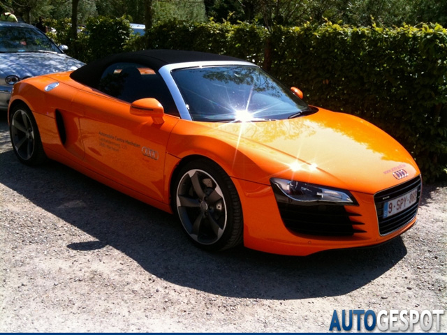 Strange sighting: knaloranje Audi R8 V8 Spyder