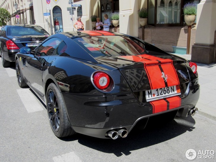 Omgekeerde wereld: rode striping op een zwarte Ferrari 599 GTB Fiorano!