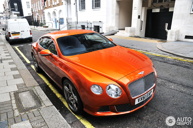Gespot: prachtige oranje kleur op een Bentley Continental GT 2012