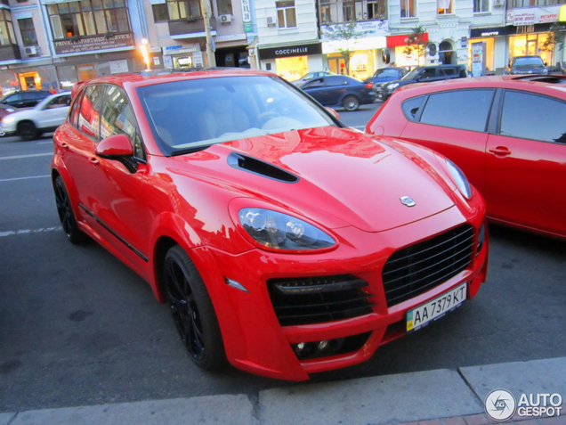 Roter Porsche Cayenne Techart Magnum 2011 in Kiev aufgefallen