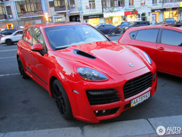 Roter Porsche Cayenne Techart Magnum 2011 in Kiev aufgefallen