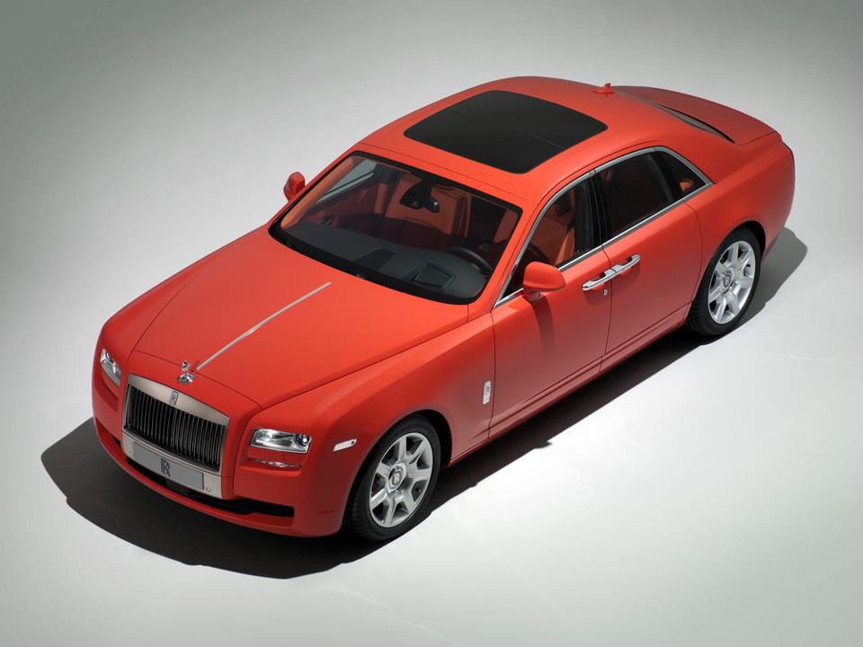 Bespoke afdeling Rolls-Royce kleurt Ghost lekker rood