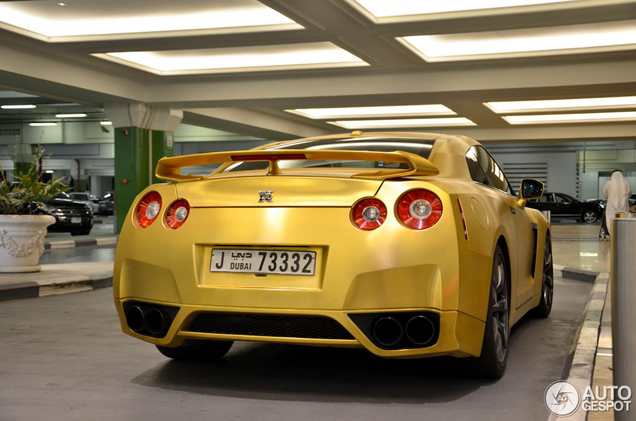 Nissan GT-R changed its wrap: from matte red to  matte gold