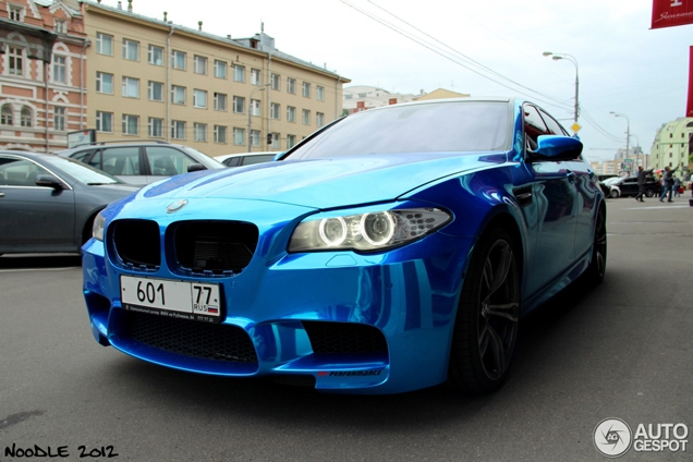 Strange sighting: chromen BMW M5 in Moskou