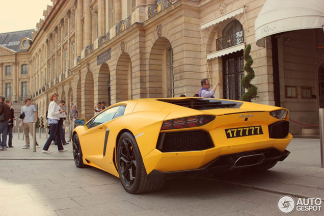 Que bella ! Une Lamborghini Aventador LP700-4 jaune mat !