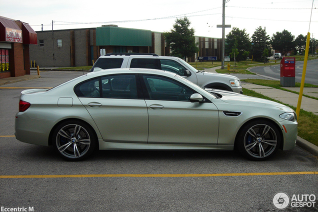 Gespot: BMW M5 F10 in de kleur Amazonite Silver Metallic