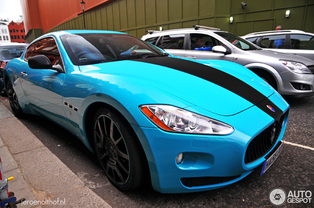Beau combo : une Maserati GranTurismo et une Quattroporte Sport GT S 2009 en bleu turquoise