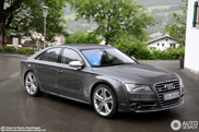 En gris, elle est très formelle : l'Audi S8 2012