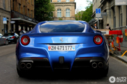 Il colore Blu Mirabeau sta molto bene sulla Ferrari F12berlinetta