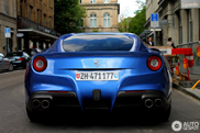 Boja Blue Mirabeau veoma dobro izgleda na Ferrariju F12berlinetta