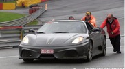 Questa Ferrari 430 Scuderia fa un grosso errore a Spa-Francorchamps